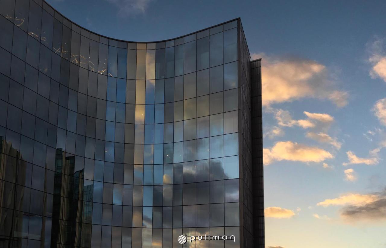 Hotel Pullman Auckland Airport Exterior foto The building at sunset