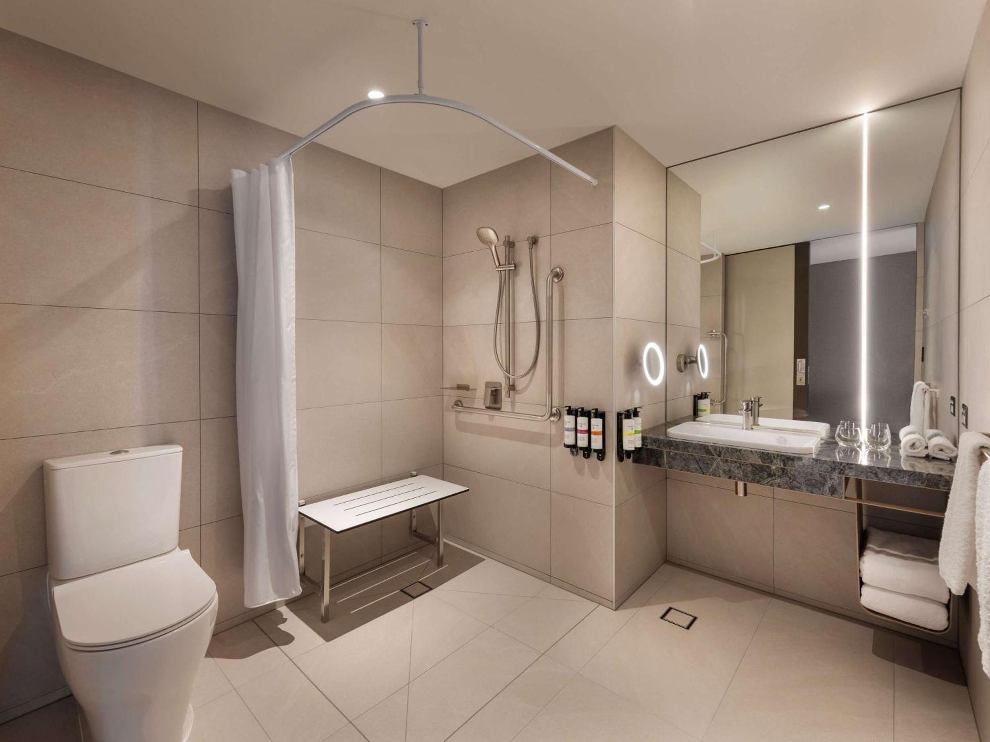 Hotel Pullman Auckland Airport Exterior foto A typical bathroom in a hotel